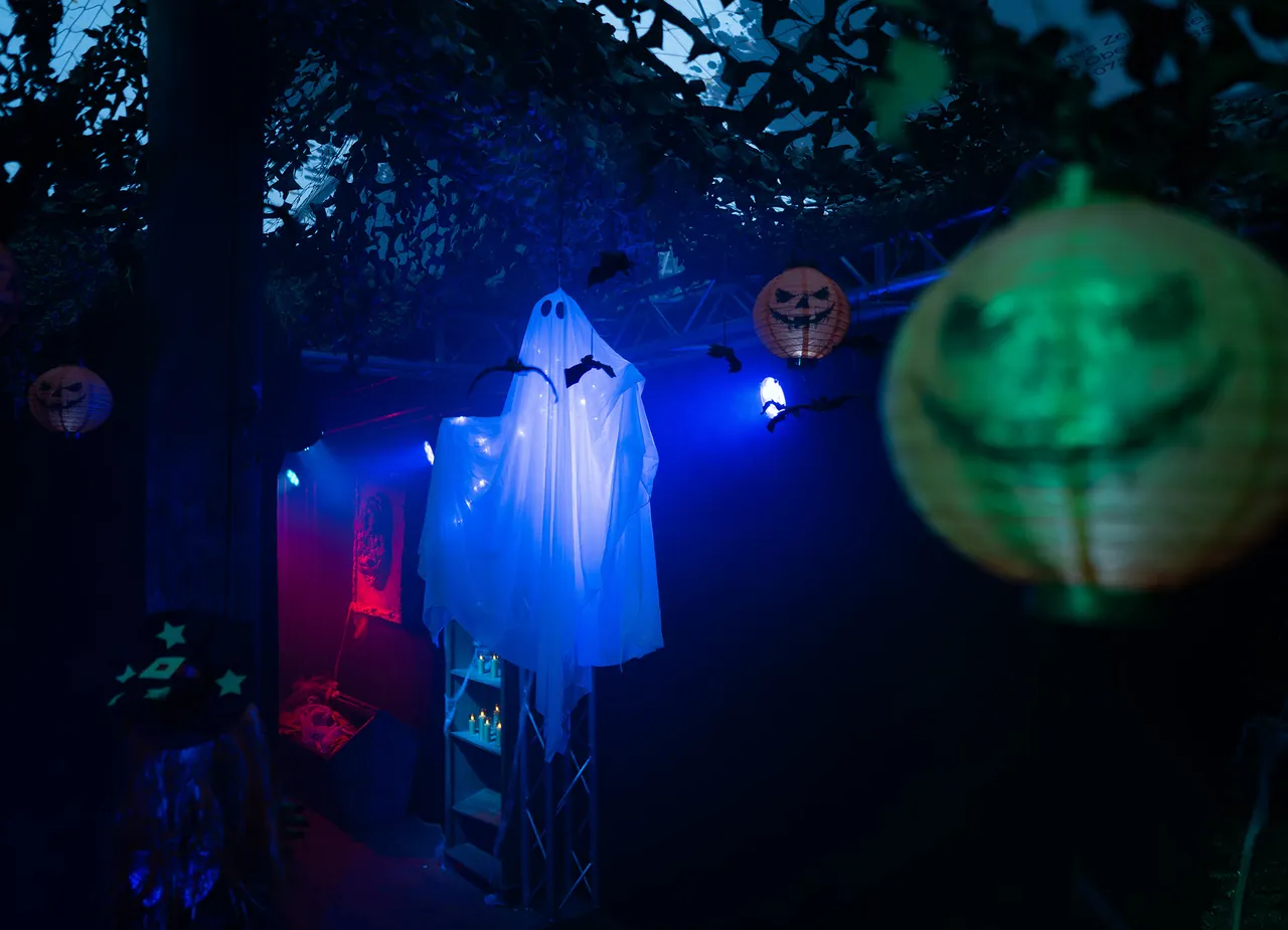 Ghost figure and glowing lanterns at the Halloween house of Ravensburger Spieleland